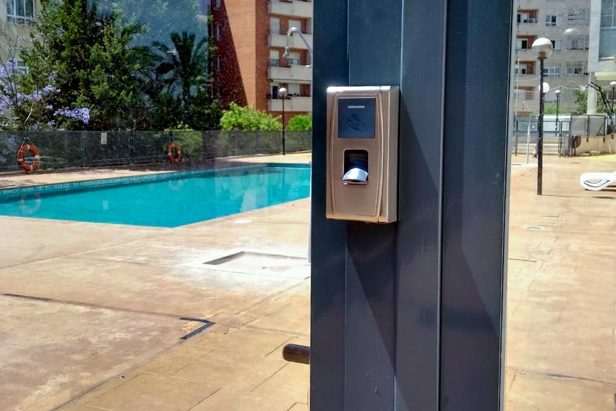 Ejemplo de terminal de control de acceso a piscinas con pulsera o llavero