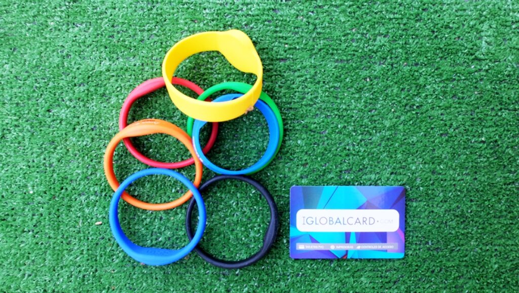 Pulseras de silicona para acceder a la piscina y pistas de pádel