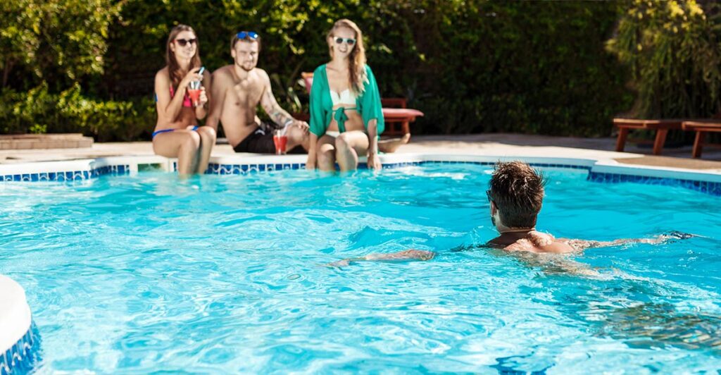 Piscina comunitaria con invitados