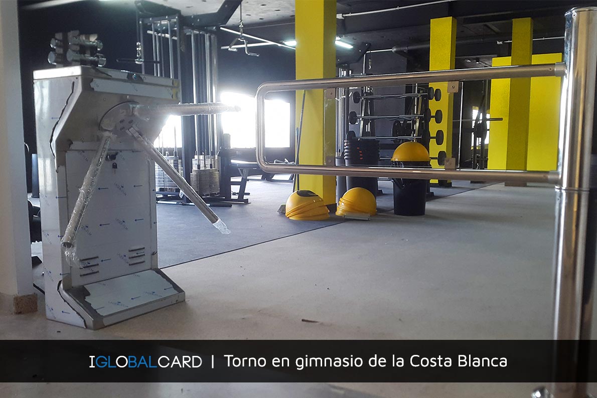 Torno trípode para control de acceso en gimnasio