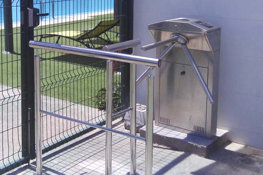 Control de acceso a piscina con torno de brazo giratorio