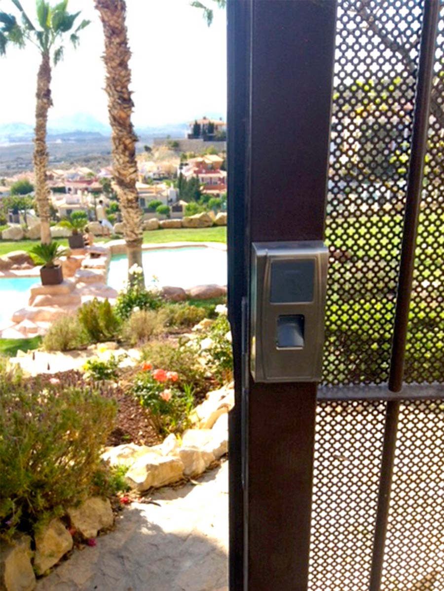 Sistema de control de acceso a piscina instalado en la playa de San Juan, Alicante