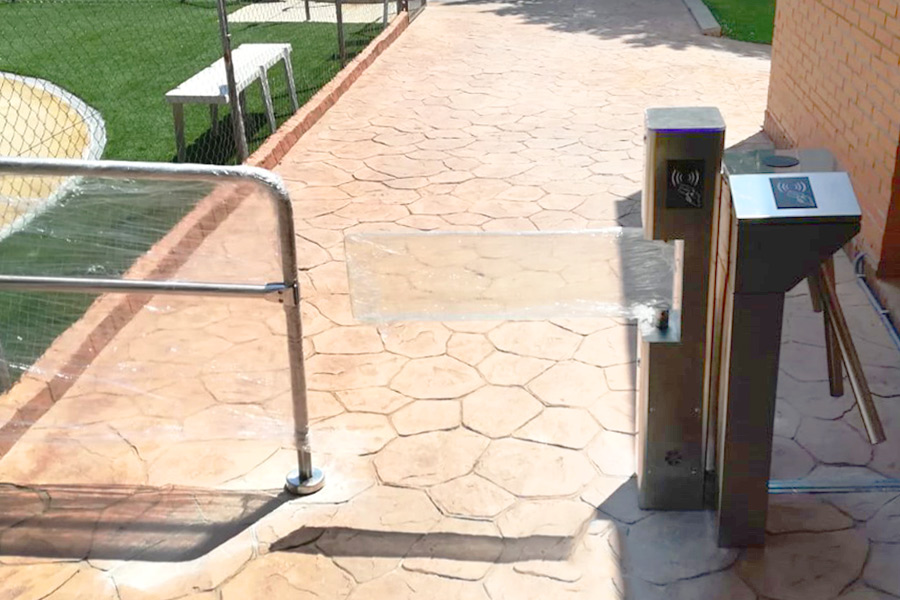 Instalación de control de acceso piscina de urbanización en Madrid
