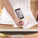 El Gobierno ha aprobado este mes de marzo en el Consejo de Ministros un decreto- ley de algunas medidas urgentes tras el rechazo a los presupuestos generales de 2019, como ya había anunciado el presidente del Gobierno, Pedro Sánchez, iba a agotar la legislatura aprobando algunas medidas urgentes a través de decretos sociales. Este Real Decreto- ley 8/2019, de 8 de marzo, va dirigido a todas las empresas, las cuales deberán establecer el registro de la jornada de trabajo de forma obligatoria, a efectos de cumplir los límites en materia de jornada, el control de dicha jornada servirá para los trabajadores, las empresas y los inspectores de trabajo. El Gobierno se ha apresurado en hacer este decreto- ley en favor de los trabajadores y de la precariedad laboral que sufren algunas personas en su puesto de trabajo superando la jornada máxima de trabajo y sin cobrar por ello. Como dijo la Ministra de Trabajo, Magdalena Valerio, el fin es garantizar el registro de la jornada laboral diaria, con horario de inicio y finalización por parte de cada empleado. Las inspecciones de trabajo y Seguridad Social venían quejándose en esta misma línea por las dificultades que tenían en gran parte de las inspecciones para recabar los datos de las horas que realizaba cada empleados, en mucho casos datos tomados de forma manual, siendo totalmente vulnerables a manipulaciones por parte del empresario. El resultado de la Encuesta de Población Activa del cuarto trimestre de 2018 decía que más del 50 por ciento de los asalariados realizaban jornadas semanales superiores a 40 horas, en caso de tener problemas con la empresa no tenían los datos para poder demostrar lo que estaban diciendo. En tan sólo dos meses a contar desde el 8 de marzo cuando se publicó en el Boletín Oficial del Estado (BOE), todas las empresas deberán establecer un registro horario de las horas trabajadas. Las sanciones para las empresas que no cumplan con la normativa aún no se han concretado y deberán ser modificadas e incluirán el control obligatorio de la jornada laboral. El control de las horas extraordinarias no desaparecerá con la nueva ley, las empresas deberán controlar tanto la jornada ordinaria como las horas extras que nunca deberán superar el máximo establecido de 80 hora anuales. La nueva ley indica que para controlas la jornada laboral, deberá incluir un horario concreto de entrada y de salida de cada trabajador. Así mismo las empresas deberán guardar los registros de la jornada laboral durante un periodo de cuatro años, y tener esos registros a disposición de los trabajadores, sindicatos, inspección laboral y Seguridad Social. En Iglobalcard llevamos muchos años ayudando a las empresas a controlar la jornada laboral mediante los controles de presencia, también conocidos como controles de la jornada laboral o controles de horario de los trabajadores. Para ellos hemos sacado una oferta de tres terminales cada uno con unas características concretas según las necesidades de cada empresa. Para más información puede llamarnos al 965 83 23 06 o mandar un correo electrónico a info@iglobalcard.com