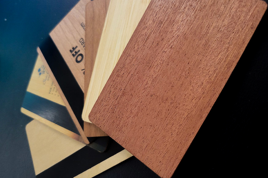 Textura de las tarjetas de madera sostenibles para hoteles y comercios