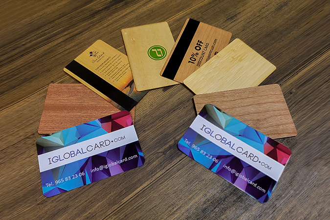 Muestra de tarjetas de madera biodegradables