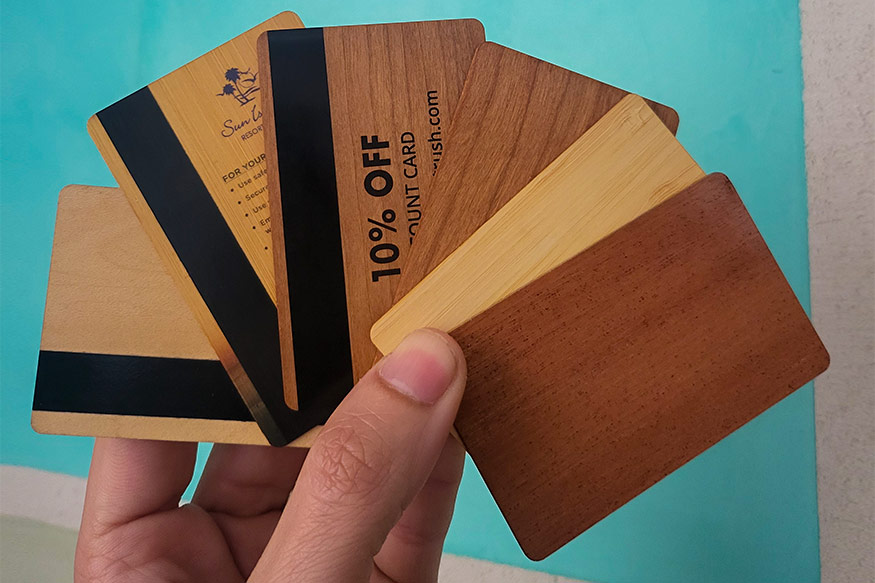Diferentes tipos de tarjetas de madera sostenibles