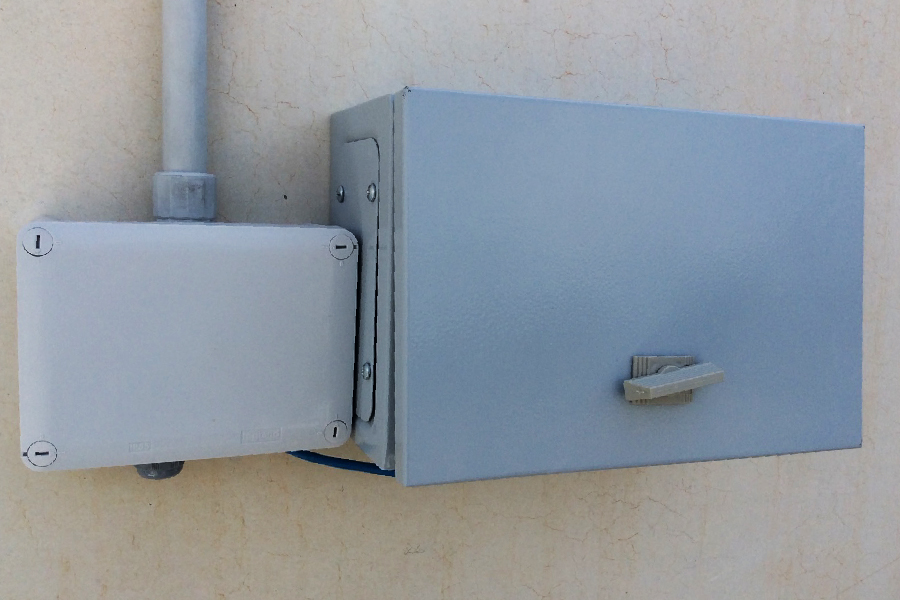 Caja estanca con manecilla para apertura y cierre de puerta.